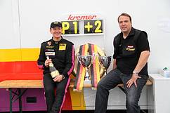 Sieger Wolfgang Kaufmann mit Kremer Racing Chef Eberhard Baunach